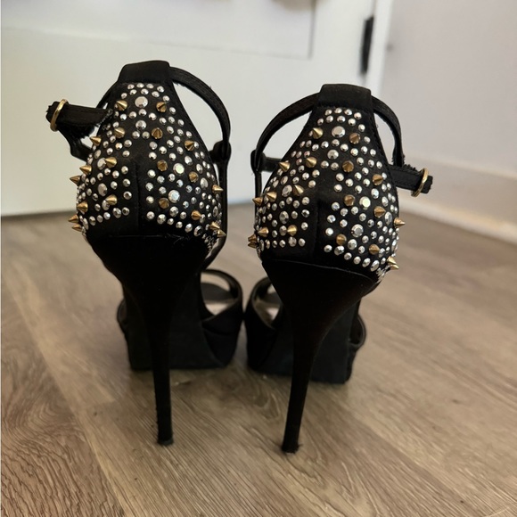 Steve Madden open toe heel, black with silver and gold stud spikes, size 8.5 - Picture 3 of 3